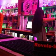 La barwoman.