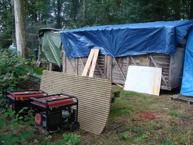 Derrière l'abri avec les 2 groupes de 4000W