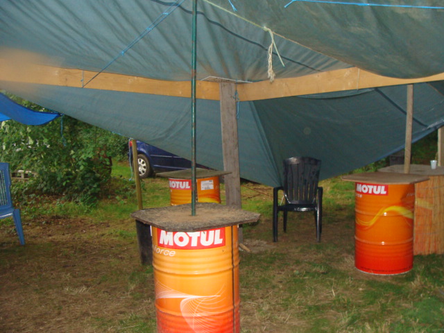 Le toit baché avec les tables bidons
