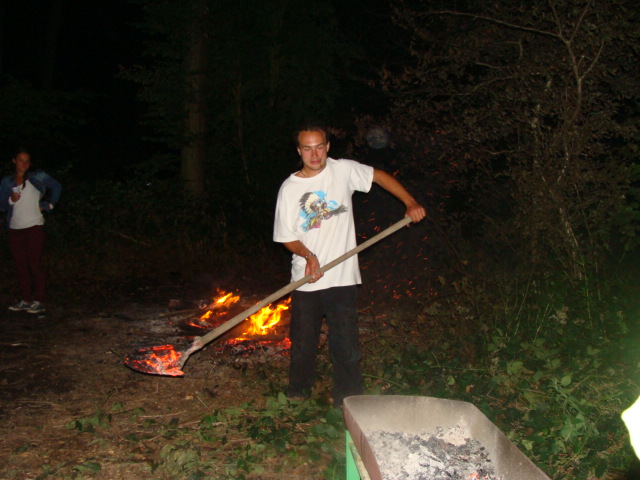 Max à la pelle pour remplir le barbecue!