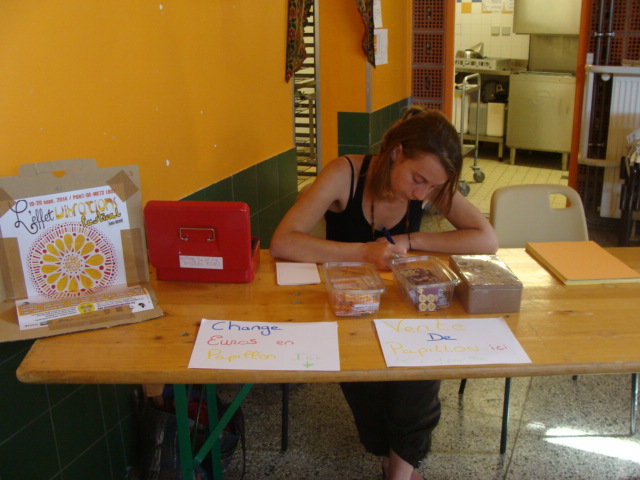 La monnaie du festival = les papillons