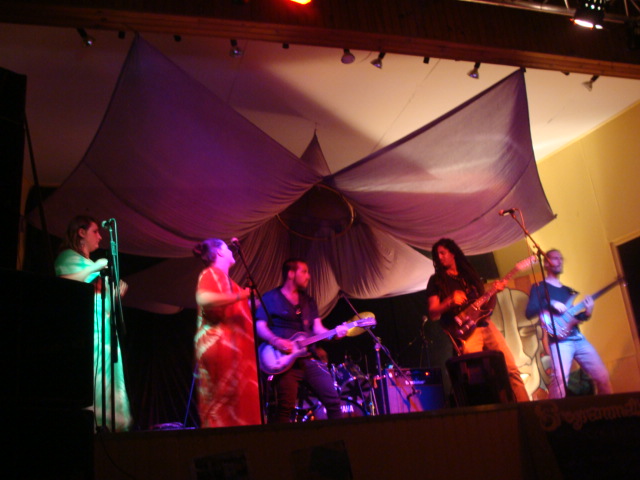 Henen and the miley band...