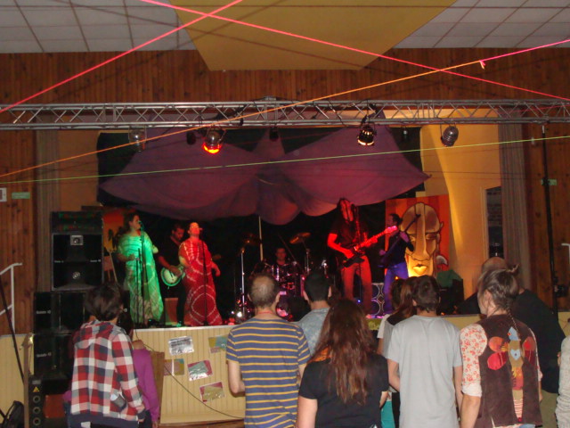 Henen and the miley band...
