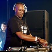 Né en 66', américain, style techno