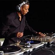 Né en 63', américain, style techno